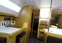 bateau à voile voilier Elan 45 impression intérieur entrée
